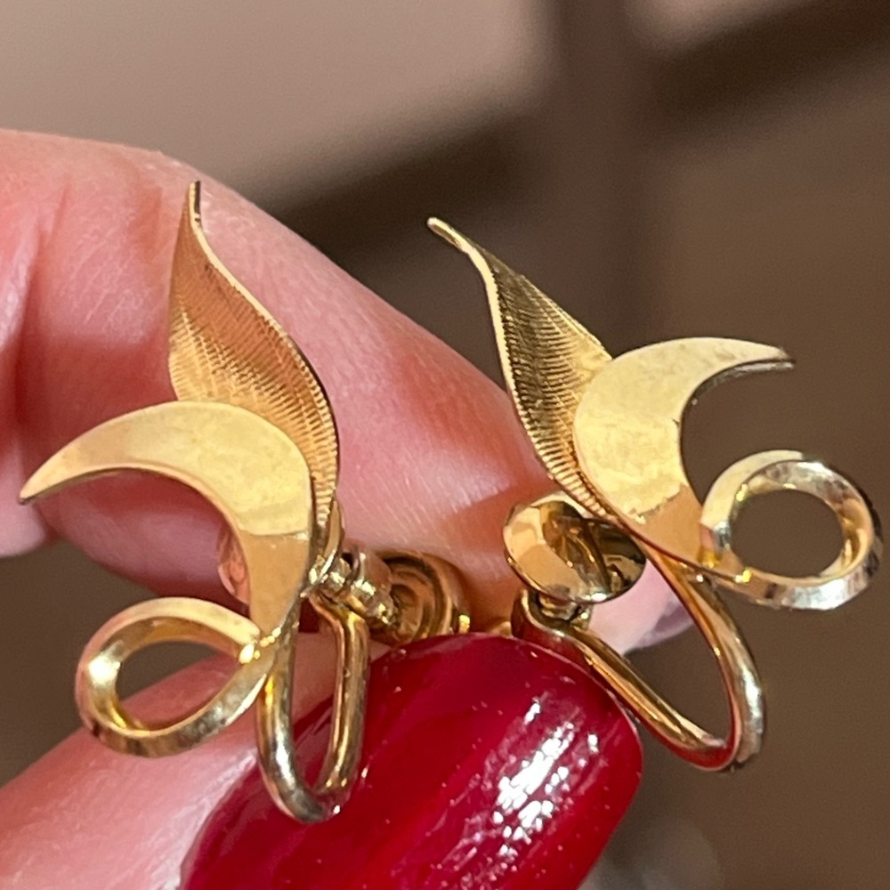 B.A. Ballou &Co Vintage 1940's Art Deco Gold Fill Designer screw back earrings